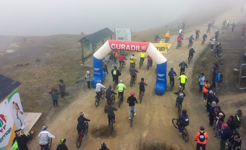 “Iluminemos La Cumbre”: Un éxito deportivo que apoya la conservación en la cúspide del PN ANMI Cotapata